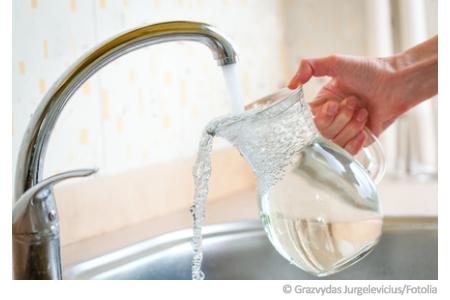 Trinkwasser direkt aus dem Wasserhahn - doch welche Schadstoffe können enthalten sein?