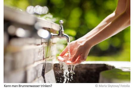 Hände schöpfen Wasser aus einem Brunnen. Nutzen Sie einen Brunnen, sollten Sie regelmäßig das Wasser testen.