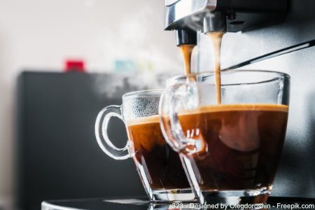 Die Wasserhärte spielt eine wichtige Rolle bei der Verkalkung von Kaffeemaschinen.