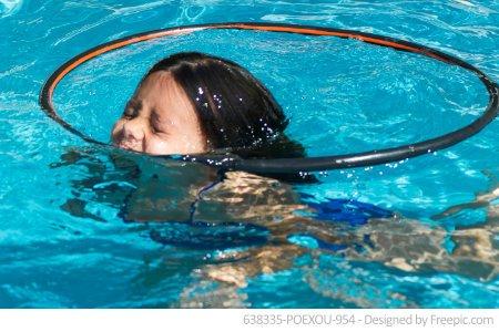 Für eine Abkühlung im Pool sollte das Wasser auf keinen Fall mit Bakterien belastet sein.