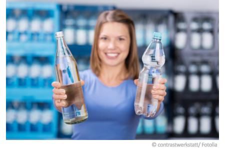 Wasser aus der Plastikflasche oder Glasflasche?