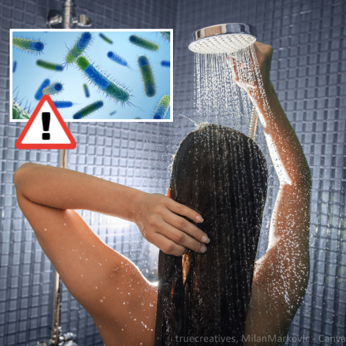 Eine schwangere Frau beim Duschen