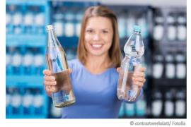 Wasser aus der Plastikflasche oder Glasflasche?